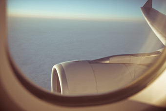飞机窗口云层摄影图