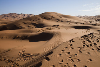 沙漠脚印沙滩沙洲摄影图