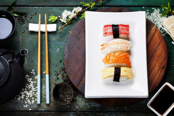 精致的日式寿司摆盘