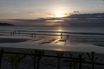 海岸上的美丽夕阳