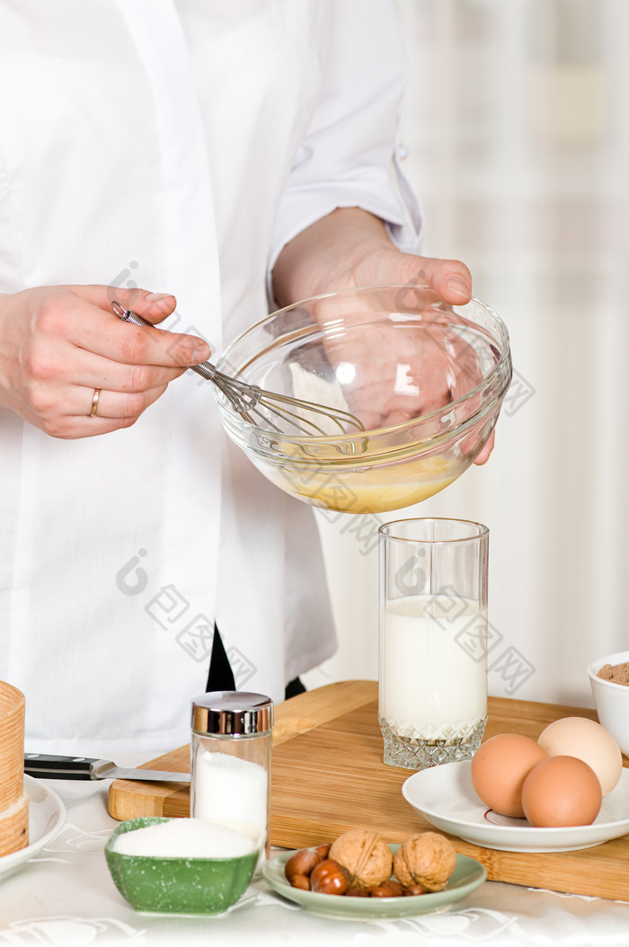 厨师做饭鸡蛋玻璃碗