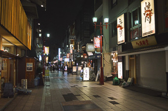 夜晚灯火辉煌的街道