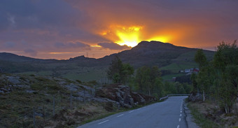 晚霞<strong>夕阳山脉</strong>道路摄影图