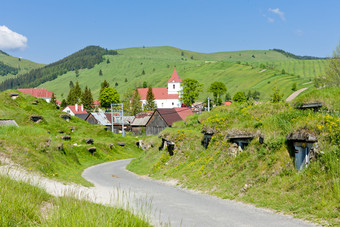 道路建筑山丘绿植