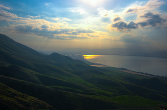 乌云山脉夕阳海面