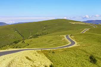 蓝天下的青山山峰公路