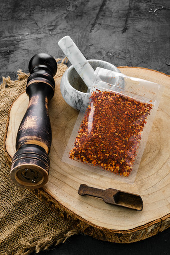 木板上的辣椒和工具