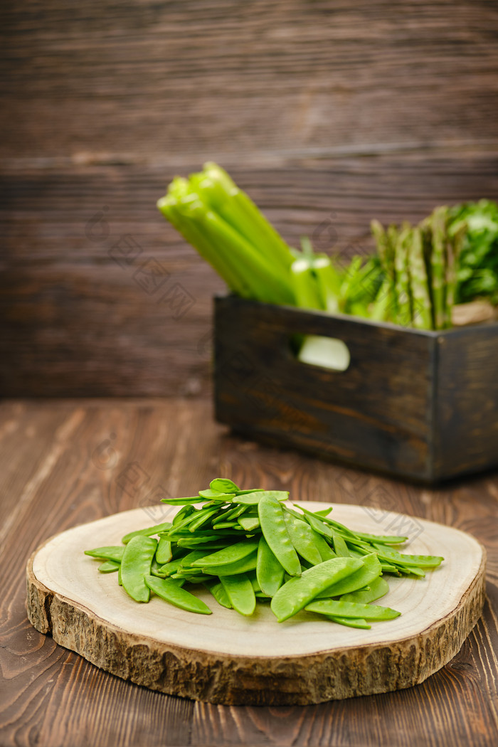 案板上的蔬菜豌豆摄影图