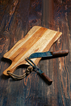 木质案板和刀具摄影图