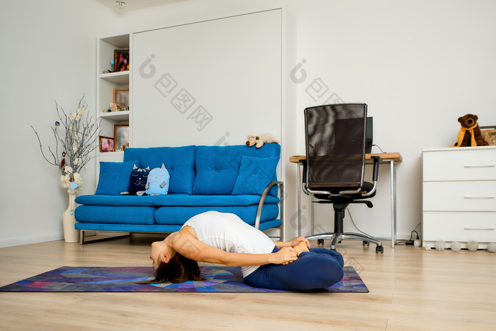 瑜伽锻炼的女人摄影图