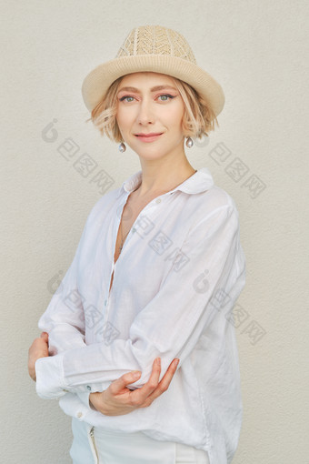 戴帽子穿白衬衣的女人