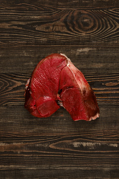 红色鹿肉食物摄影图