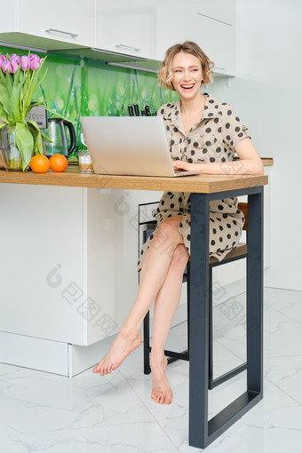 坐着玩电脑的女人摄影图