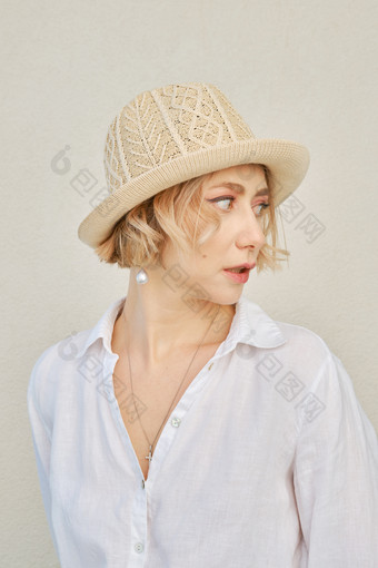 戴时尚帽子的美女摄影图