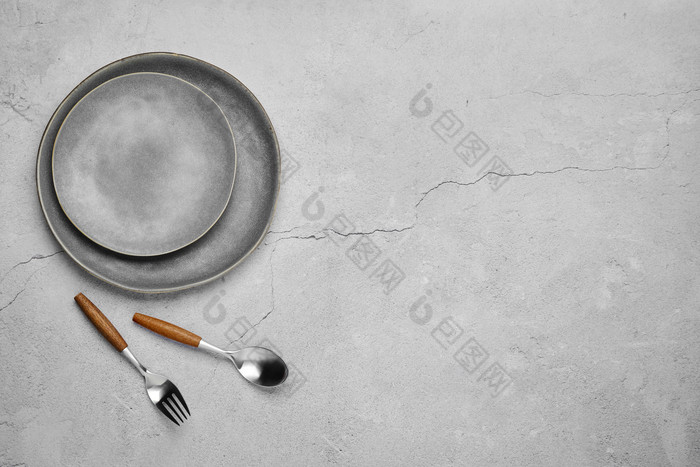 灰色餐盘餐具