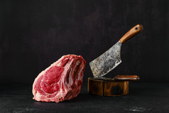 厨房砍刀和生肉摄影图