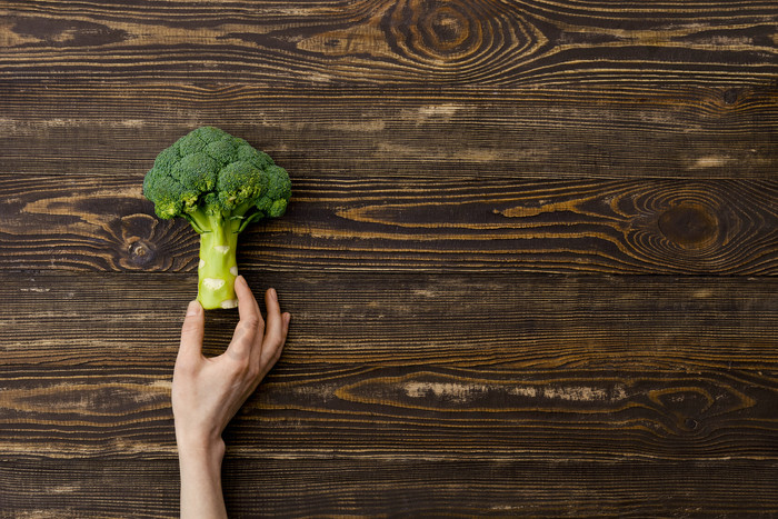 手里拿着新鲜的西蓝花