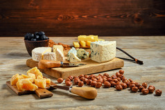 案板上美味奶酪摄影图