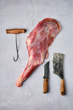 菜刀和新鲜的大腿肉摄影图