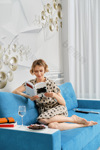 女人坐在<strong>沙发上</strong>阅读