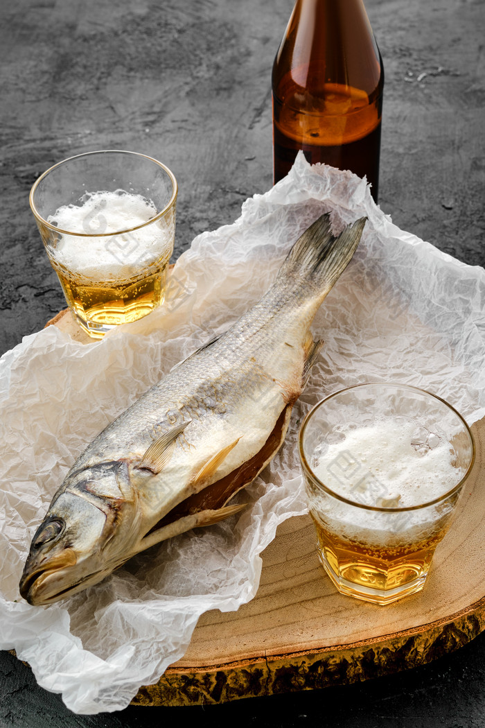海鲜鱼肉和啤酒摄影图