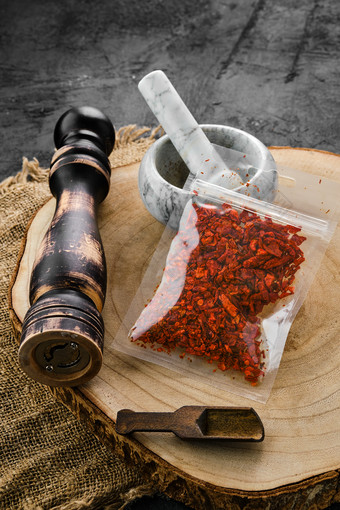 辣椒面和研磨工具摄影图