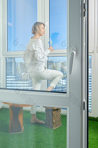 站在阳台上的女人摄影图
