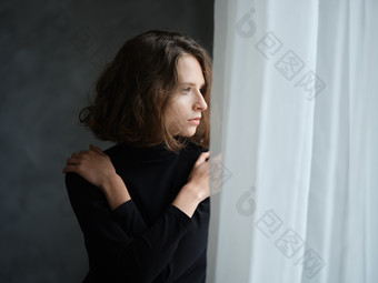 窗口沉思的女人摄影图