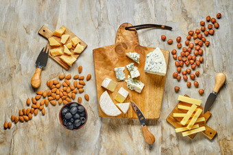 奶酪和坚果摄影图