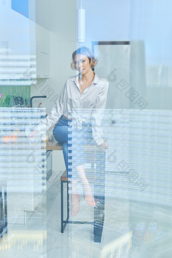 玻璃窗里坐桌子上的女人