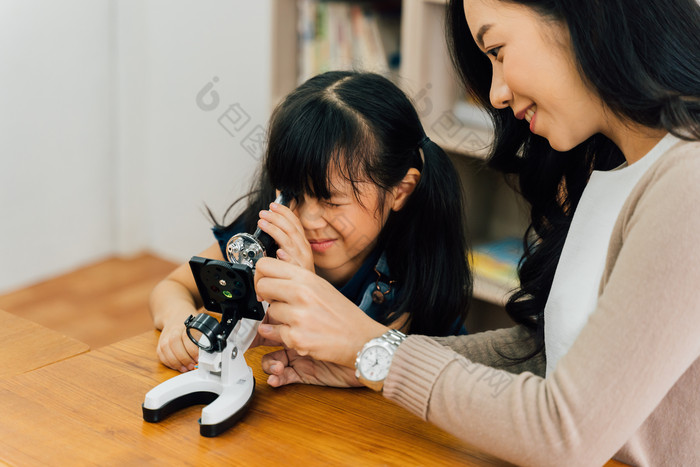 可爱女孩操作显微镜