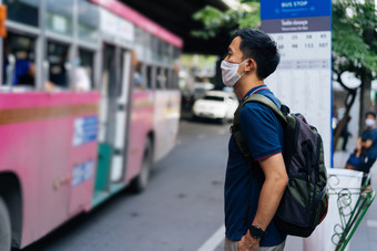 亚洲男人街道等待公交车