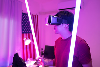 年轻男人体验VR眼镜