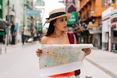 女人拿着地图旅行