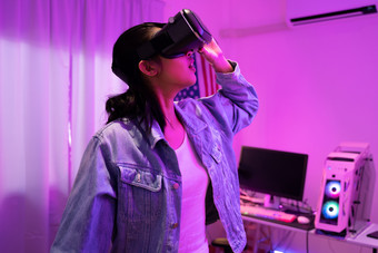 女人使用VR模拟器