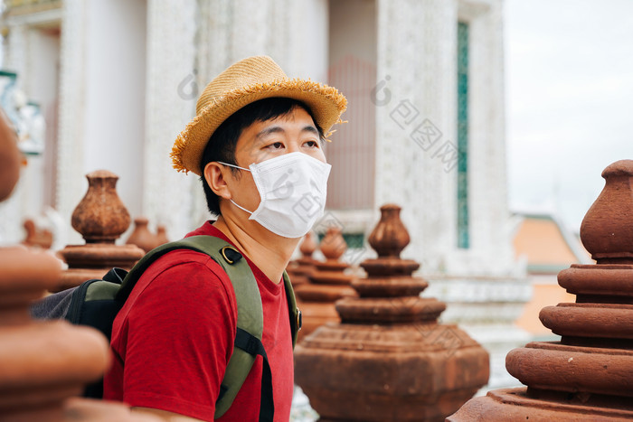 城市景区游玩的男人