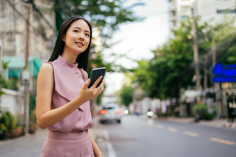 街道<strong>使用手机</strong>的女人