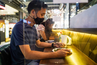 亚洲男人餐厅用餐