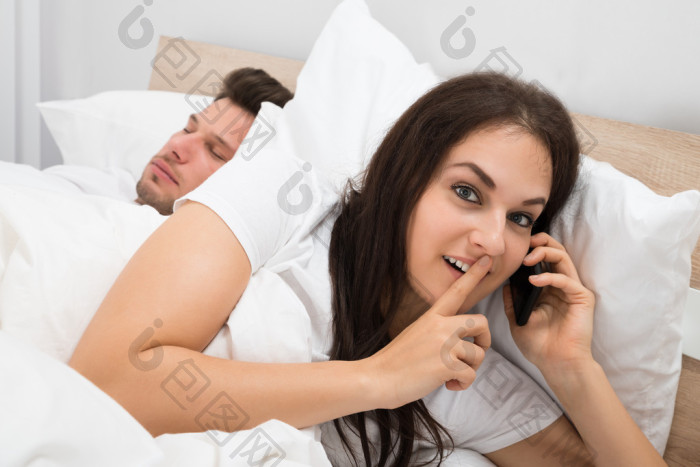 女人谈私下对手机图片-包图网企业站