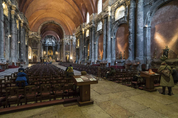 葡萄牙里斯本, 2018年4月。在葡萄牙里斯本的圣多明各教堂的内部视图