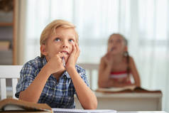 坐在教室里仰望的梦幻男孩肖像