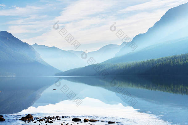 美丽壮观的山峦的倒影的鲍曼湖