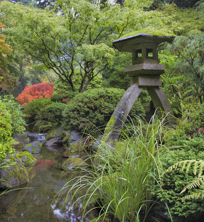 日本石灯笼由水流