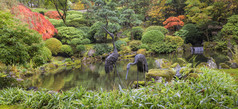 日本青铜鹤雕塑的池塘