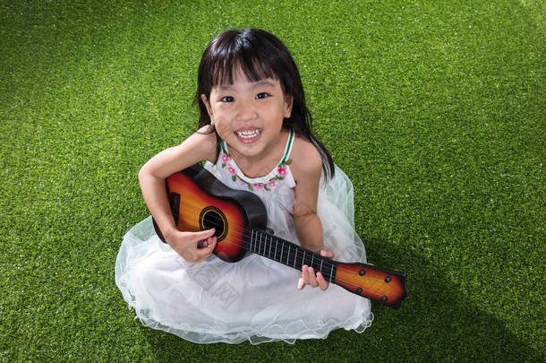 亚洲中国小女孩玩吉他