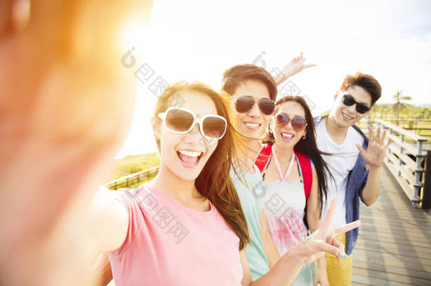 快乐的青年组的朋友们在放暑假去<strong>拍照</strong>