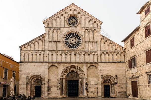 位于克罗地亚扎达尔的扎达尔大教堂, 在第十二和第十三以罗马风格建造.