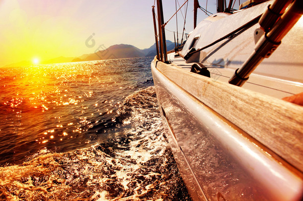 游艇帆船反对日落。帆船。乘快艇。帆船