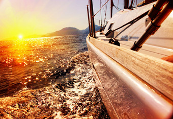 游艇帆船反对日落。帆船。乘快艇。帆船图片