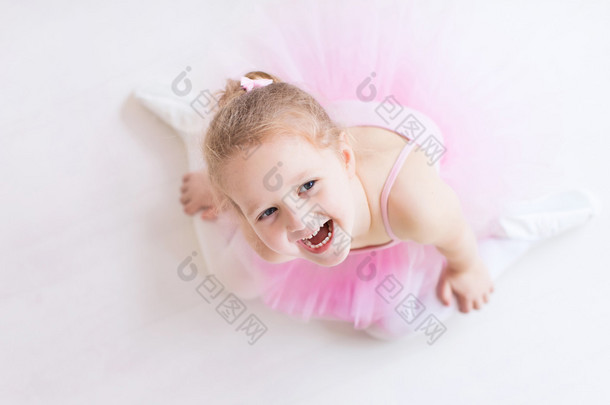小芭蕾在粉红色的短裙